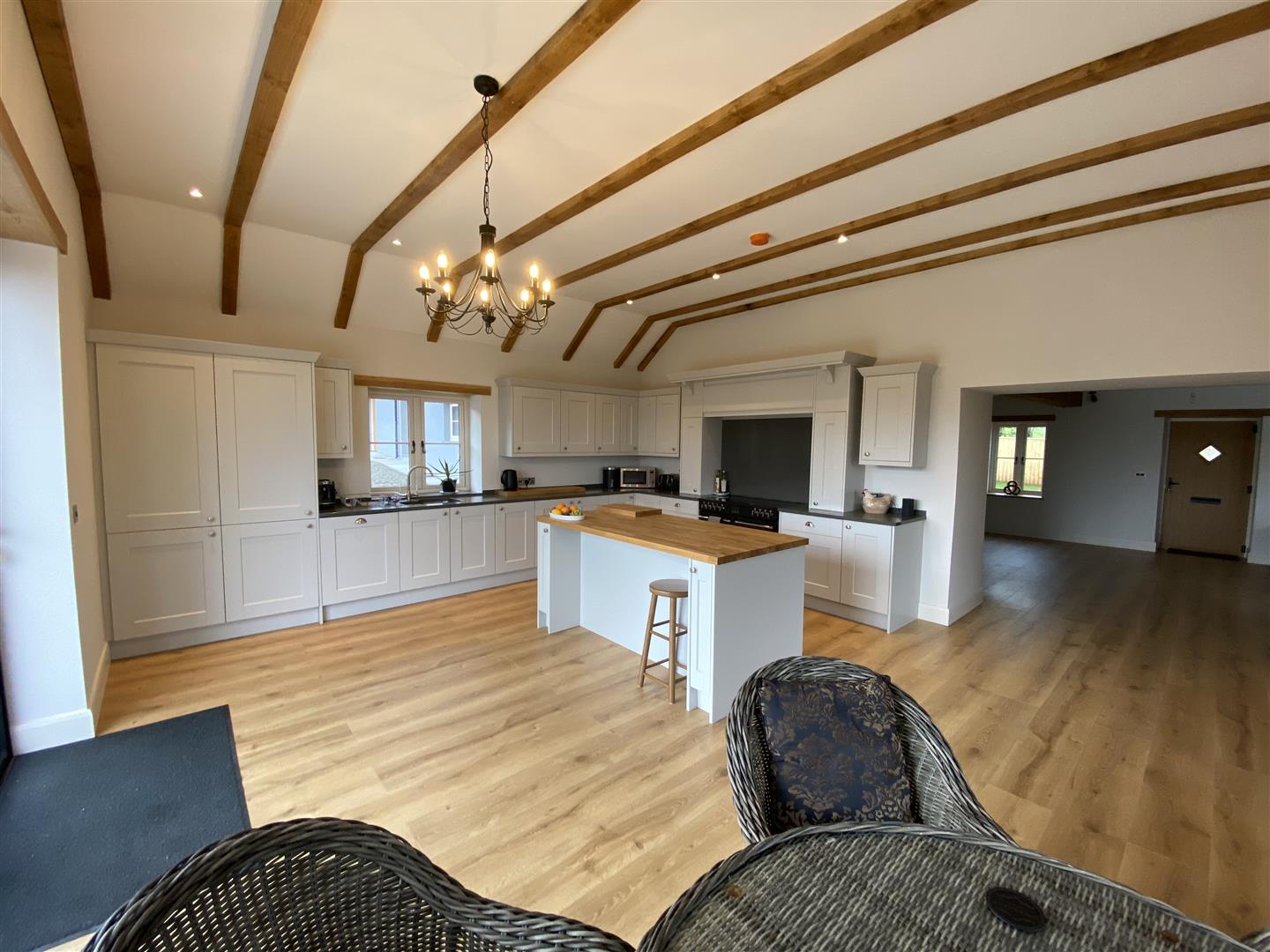 KITCHEN/LIVING ROOM